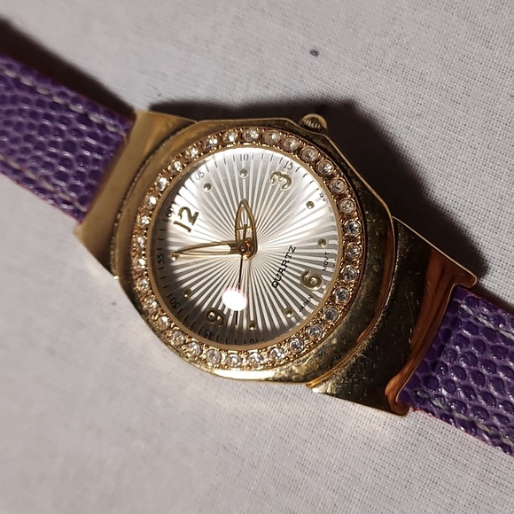 Avon Two Color Red Purple Band Red Hat Ladies Watch Reversible Color Band - Picture 4 of 10